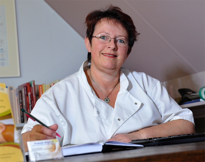Foto van Hannie Spanjaart in haar praktijk